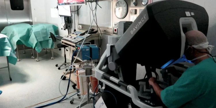 Filha doa fígado à mãe em 1.º transplante totalmente robótico em Portugal