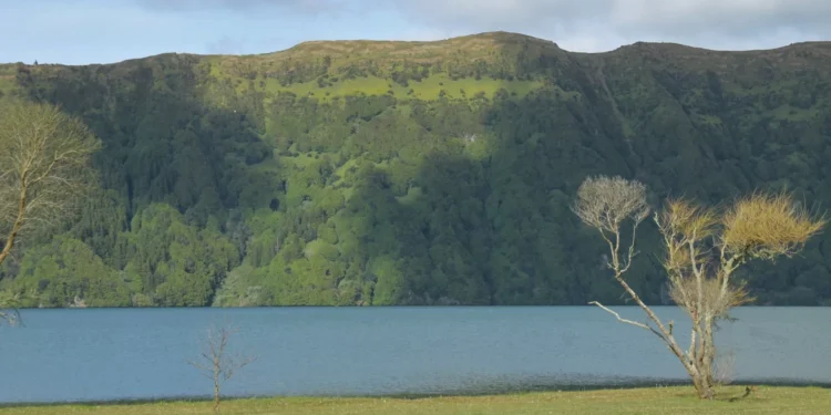 Buscas por desaparecido na Lagoa das Sete Cidades retomadas amanhã