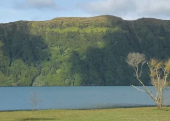 Buscas por desaparecido na Lagoa das Sete Cidades retomadas amanhã
