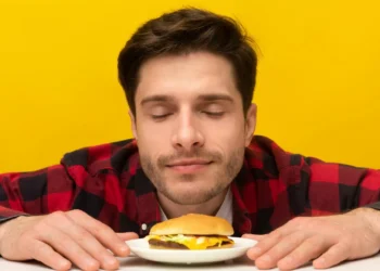 Está a engordar só por cheirar comida? Olhe que pode acontecer