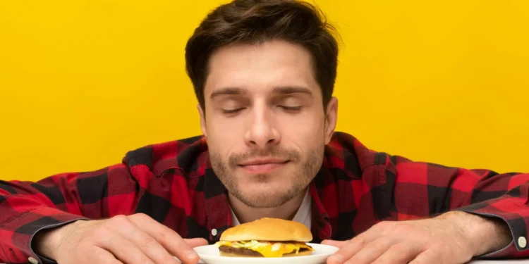 Está a engordar só por cheirar comida? Olhe que pode acontecer