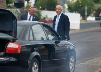 Marcelo obrigado a trocar de carro após sair fumo da viatura nos Açores