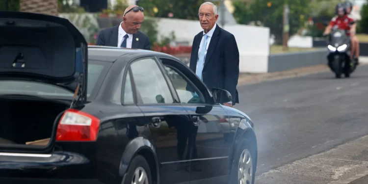 Marcelo obrigado a trocar de carro após sair fumo da viatura nos Açores