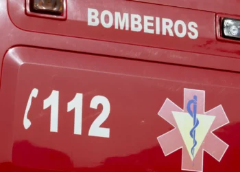 Mais de 50 operacionais combatem fogo em empresa de reciclagem em Famalicão