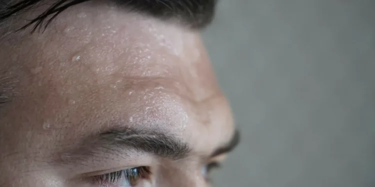 O seu rosto está sempre suado? Estes podem ser os motivos