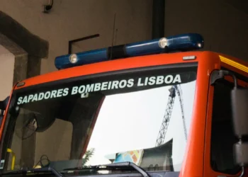 Um ferido em incêndio em prédio na Calçada da Estrela em Lisboa