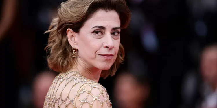 Ela ainda está aqui: a poderosa mensagem de Fernanda Torres sobre elegância em Veneza