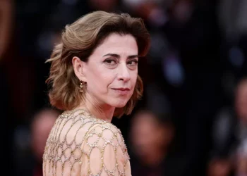 Ela ainda está aqui: a poderosa mensagem de Fernanda Torres sobre elegância em Veneza