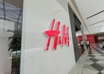 H&M inaugura sua primeira loja no Brasil e acirra disputa na moda nacional