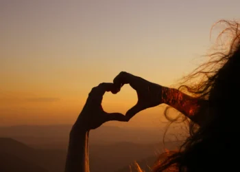 Três signos que manifestam amor durante o Portal de Leão