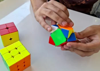 Cubo mágico: Portugal recebe competição com provas de velocidade e só com uma mão