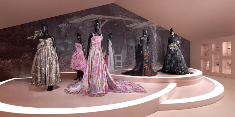 Exposição na França mostra a evolução das estampas primaveris e outonais de Dior