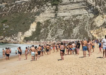 Praia da Nazaré reaberta a banhos