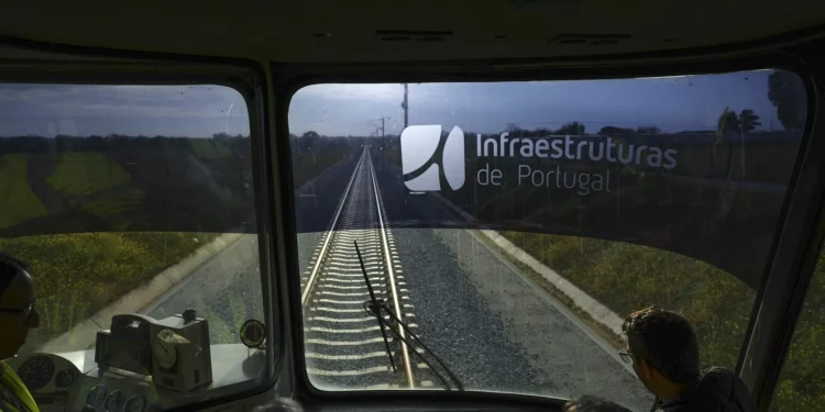 Dois acidentes em passagens de nível fazem um morto e dois feridos