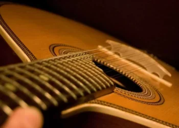 Bruno Mega faz defesa do fado tradicional com disco ‘A Vida Paga’