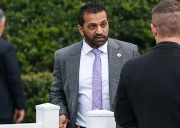 FBI demite antigo diretor interino e outros agentes ligados a investigações sobre Trump