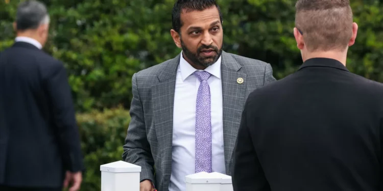 FBI demite antigo diretor interino e outros agentes ligados a investigações sobre Trump