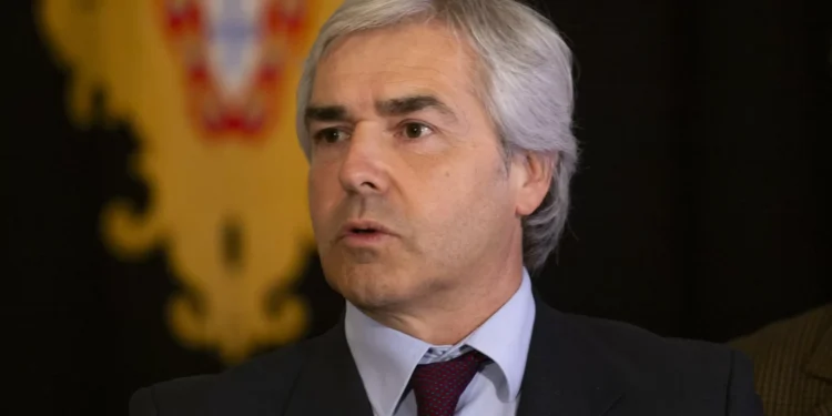 “Faltou à verdade” sobre Canadair? Melo defende-se: “Compra quem paga”