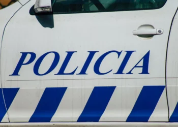 Agente da PSP empurrado e mordido após ocorrência com ruído em Coimbra