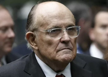Rudy Giuliani hospitalizado com vários ferimentos após acidente na autoestrada
