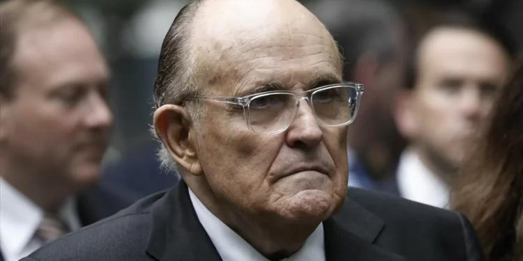 Rudy Giuliani hospitalizado com vários ferimentos após acidente na autoestrada