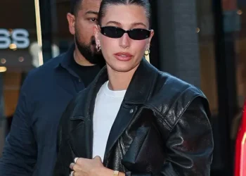 Como Hailey Bieber transformou um look simples em um “revival fashion” de Grease?