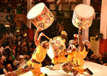 Carla Akotirene recebe comenda Maria Quitéria na Câmara de Salvador