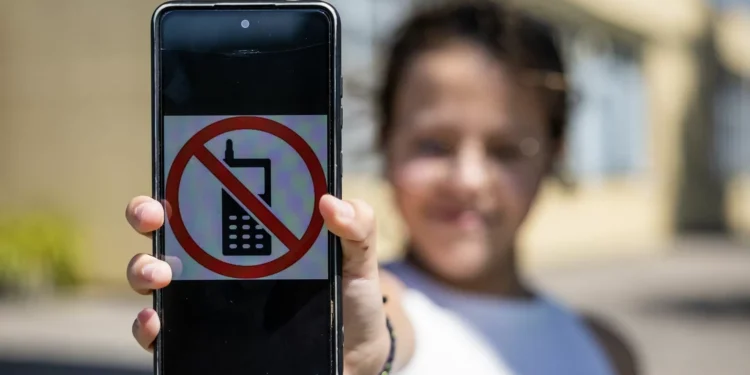 Crianças com pais que controlam telemóvel dormem e estudam melhor, diz estudo