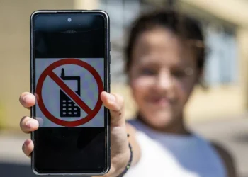 Crianças com pais que controlam telemóvel dormem e estudam melhor, diz estudo