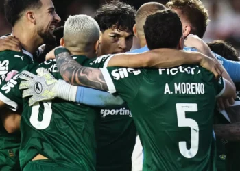 Virada e derrota rubro-negra levam Palmeiras à ponta do Brasileirão