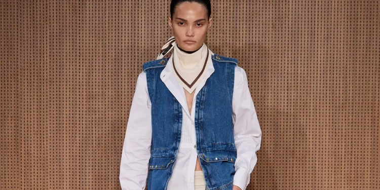 Entre o tempo e o tecido: os 20 anos de Lilly Sarti em tom cosmopolita