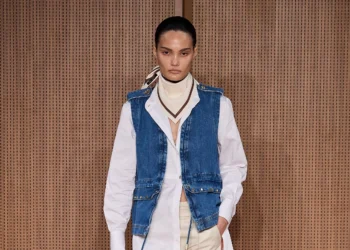 Entre o tempo e o tecido: os 20 anos de Lilly Sarti em tom cosmopolita