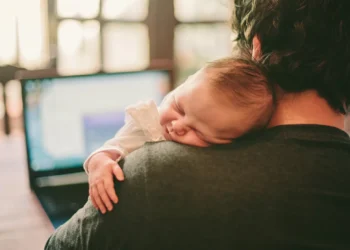 Agora é com o papai: eles já aspiram mais a ter filhos do que as mulheres, diz pesquisa