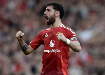 Bruno Fernandes ia ganhar 3,2 milhões/mês na Arábia, mas preferiu ficar em Manchester