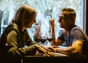 As velhas agências casamenteiras voltam à cena com a promessa de um diferencial