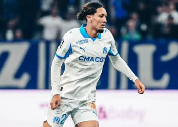 Susto. Jogador colapsa em campo