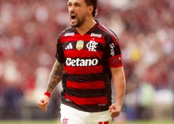 Flamengo vence no Maracanã e empata em número de pontos com Palmeiras