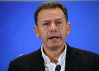 Montenegro promete “continuar a investir nos transportes públicos e na mobilidade elétrica”