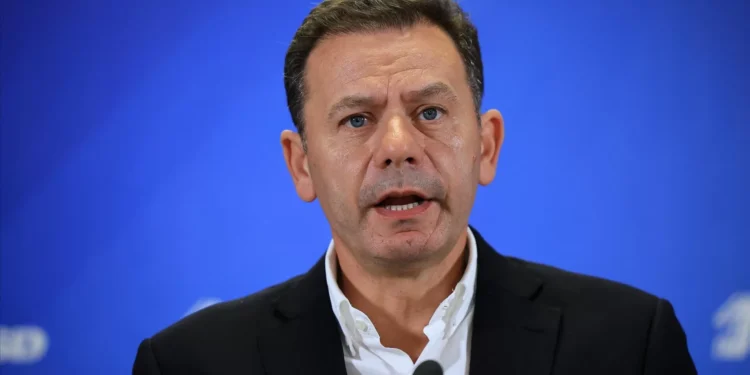 Montenegro promete “continuar a investir nos transportes públicos e na mobilidade elétrica”