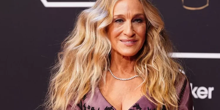 A moda pega? Sarah Jessica Parker abre nova tendência. Mas cuidado…
