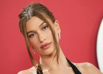 Não ao botox e sangue: Hailey Bieber revela o que realmente faz para manter a pele impecável