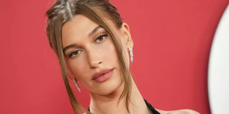 Não ao botox e sangue: Hailey Bieber revela o que realmente faz para manter a pele impecável