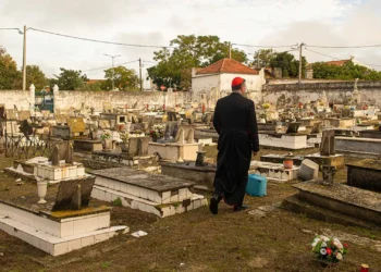 ​D. Américo reza no cemitério de Alhos Vedros após profanação de sepulturas