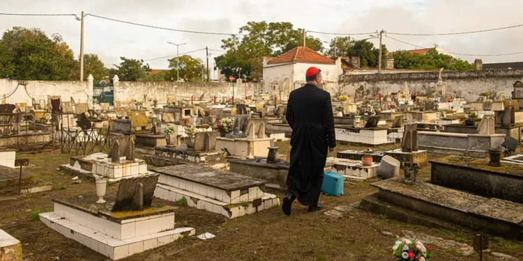 D. Américo reza no cemitério de Alhos Vedros após profanação de sepulturas