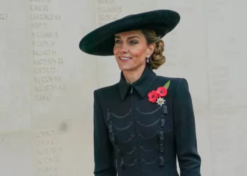 Os pretinhos não tão básicos de Kate Middleton no Dia da Memória do Reino Unido