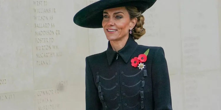 Os pretinhos não tão básicos de Kate Middleton no Dia da Memória do Reino Unido