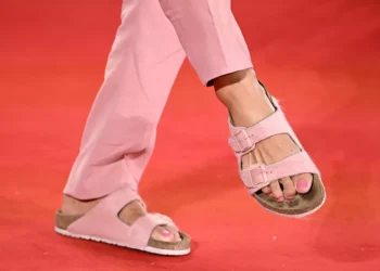 De Mandy a Momoa: o ‘sapato feio’ que ninguém consegue parar de comprar…