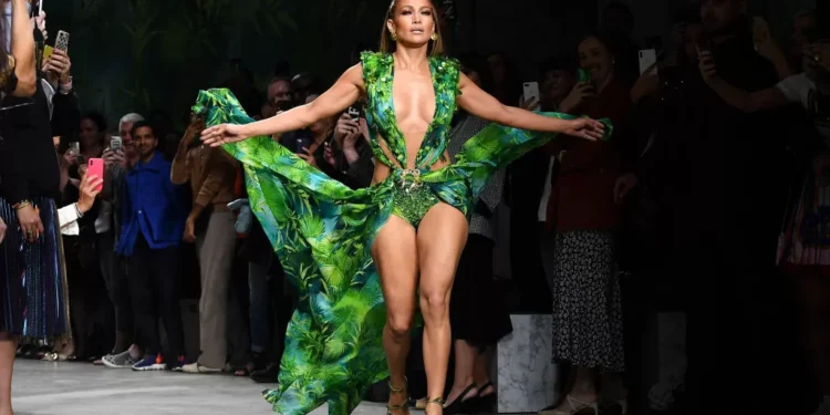 O vestido que fez Jennifer Lopez brilhar em evento, mesmo não estando lá