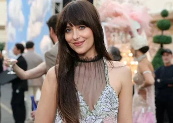 O que a franja e a beleza de Dakota Johnson têm a ver com martínis?