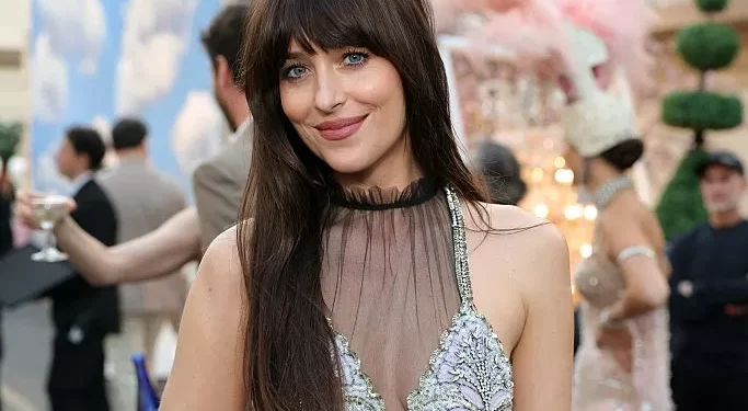 O que a franja e a beleza de Dakota Johnson têm a ver com martínis?